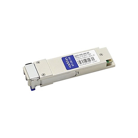 Ein silberner QSFP-Transceiver mit blauem Addon-Label und technischen Spezifikationen vor weißem Hintergrund.