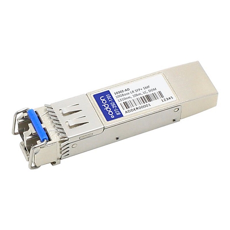 Metallenes SFP-Plus Transceiver-Modul mit blauem Hebel auf weißem Hintergrund.