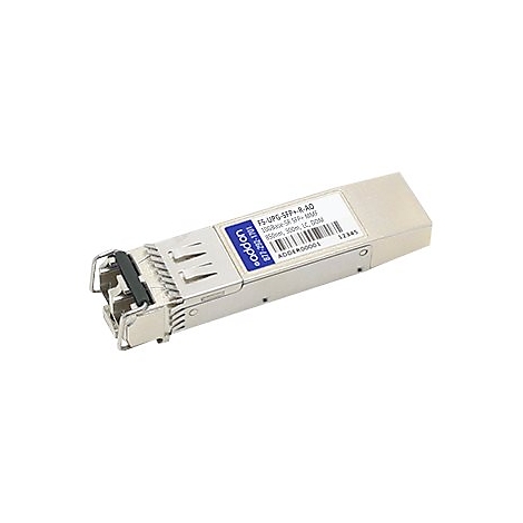Ein metallisches SFP-Plus-Glasfaser-Transceiver-Modul mit blauem Aufkleber auf weißem Hintergrund.