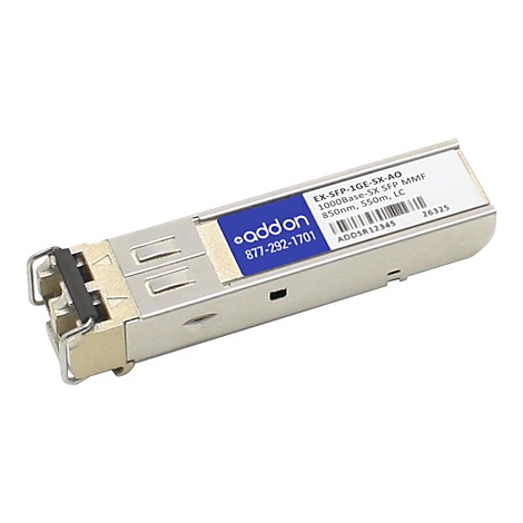 Ein silberner SFP-Transceiver-Modul mit blau-weißem Aufkleber von Addon vor weißem Hintergrund.