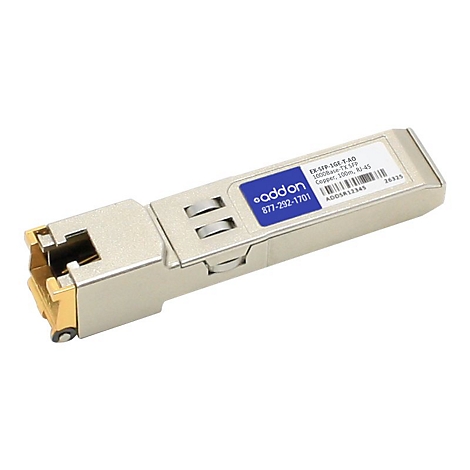 Addon SFP-Transceiver-Modul mit RJ-45-Anschluss vor weißem Hintergrund.