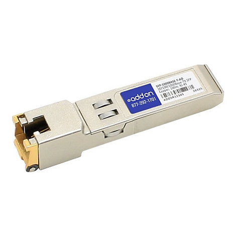 Ein silbernes SFP-Transceiver-Modul mit blauem AddOn-Aufkleber auf weißem Hintergrund.