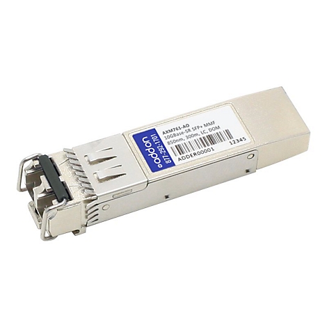 Ein silberner 10GBase-SR SFP+ Glasfaser-Transceiver mit blauem Etikett und Beschriftung auf weißem Hintergrund.