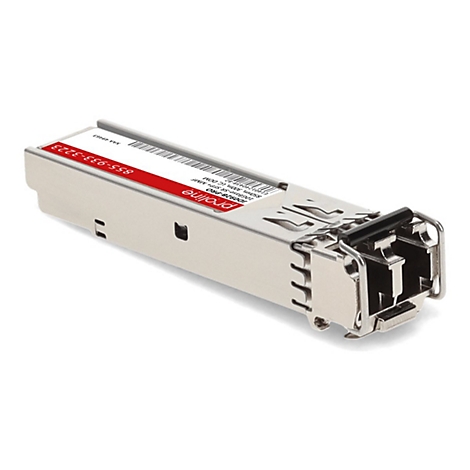 Ein silberner Proline SFP+ Transceiver mit rotem Aufkleber und Strichcode vor weißem Hintergrund.
