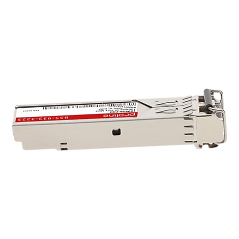 Metallenes SFP+ Glasfaser-Transceiver-Modul mit weißem Etikett vor weißem Hintergrund.
