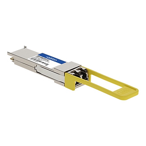 AddOn QSFP28 Transceiver Modul in Silber mit gelbem Entriegelungshebel vor weißem Hintergrund.