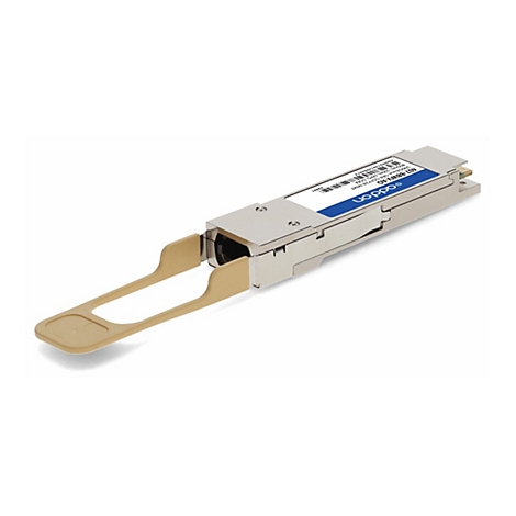 Ein silbernes Glasfaser-Transceiver-Modul mit einem beigefarbenen Kunststoffgriff vor weißem Hintergrund.