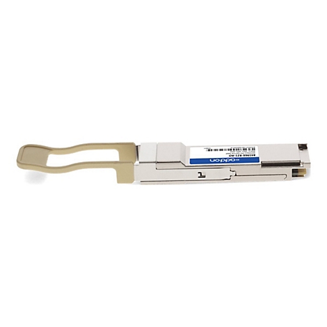 Ein silberner QSFP28-Transceiver mit beigem Entriegelungshebel vor weißem Hintergrund.