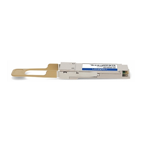 Ein silberner QSFP28-Transceiver mit beigem Entriegelungshebel vor weißem Hintergrund.