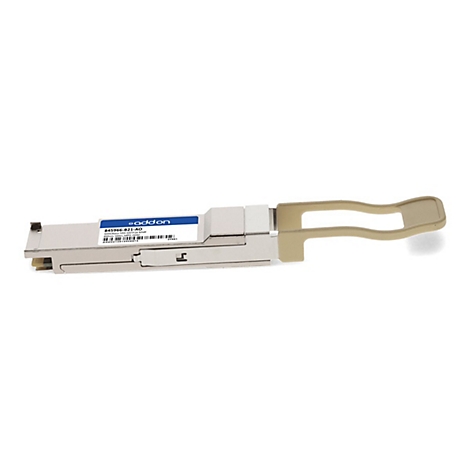 Silbernes QSFP28-Glasfaser-Transceiver-Modul mit beigem Entriegelungshebel vor weißem Hintergrund.