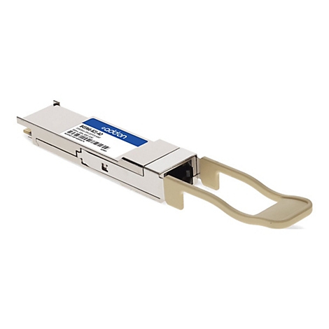 Ein silberner QSFP28-Glasfaser-Transceiver mit blauem Etikett und beigem Entriegelungshebel vor weißem Hintergrund.