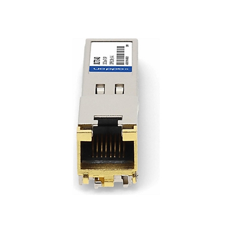 Ein silbernes SFP-Kupfer-Transceiver-Modul mit RJ45-Anschluss vor weißem Hintergrund.