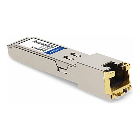 AddOn SFP+ Kupfer-Transceiver-Modul mit RJ45-Anschluss vor weißem Hintergrund.