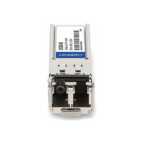AddOn SFP+ Transceiver-Modul mit weißem Etikett vor weißem Hintergrund.