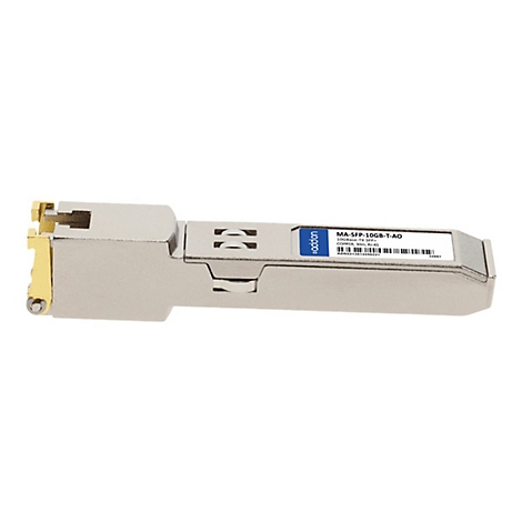 Ein silberner Addon 10GBase-TX SFP+ Kupfer-Transceiver mit goldenem Verschlussmechanismus vor weißem Hintergrund.