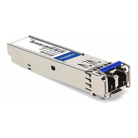 Ein silbernes SFP-Plus Transceiver-Modul mit blauem Entriegelungshebel und einem Etikett mit Produktinformationen.