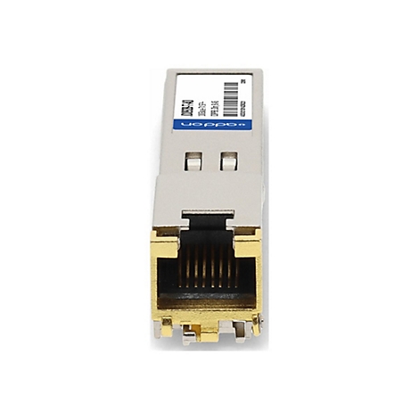 Silbernes SFP-Modul mit goldenem RJ45-Netzwerkanschluss und weißem Etikett auf weißem Grund.
