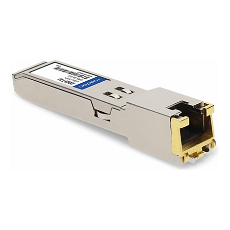 Ein metallisches SFP-Transceiver-Modul mit RJ45-Anschluss und blauem AddOn-Etikett vor weißem Hintergrund.