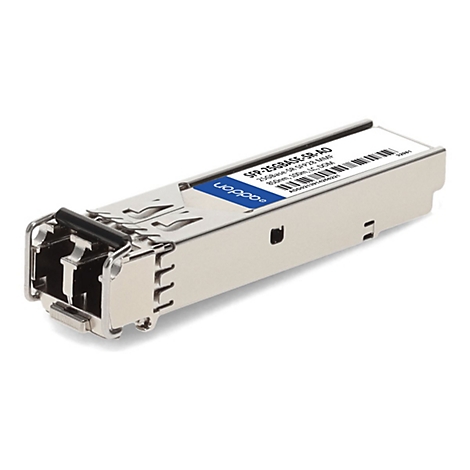Ein metallisches SFP28-Transceiver-Modul mit blau-weißem Aufkleber auf weißem Hintergrund.