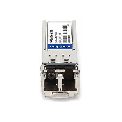 Ein metallisches SFP28-Transceiver-Modul mit blauem Aufkleber von Addon vor weißem Hintergrund.