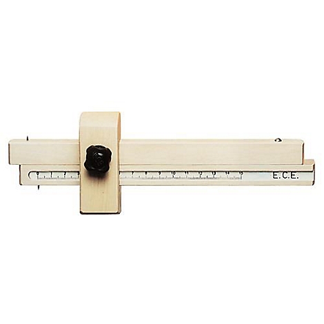 Houten scribe met zwarte knop en meetschaal met E.C.E. opschrift.