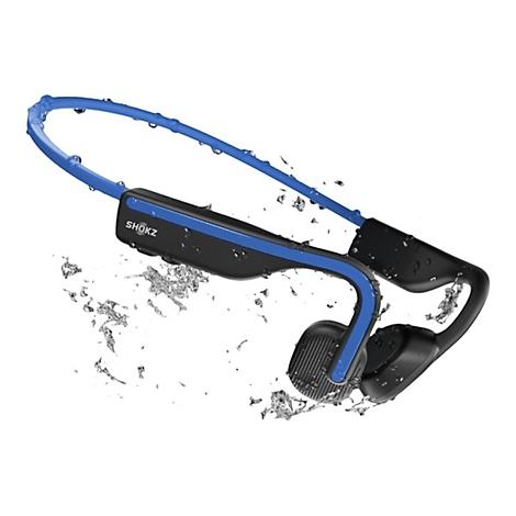 Blauer und schwarzer Shokz Knochenschall-Kopfhörer, umgeben von spritzendem Wasser.