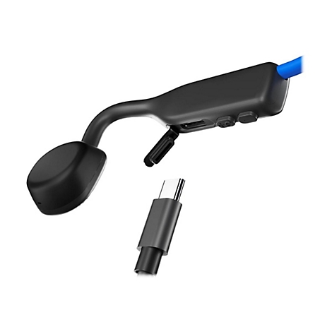 Nahaufnahme eines schwarzen Knochenschallkopfhörers mit offenem USB-C-Ladeanschluss und einem Ladekabel.