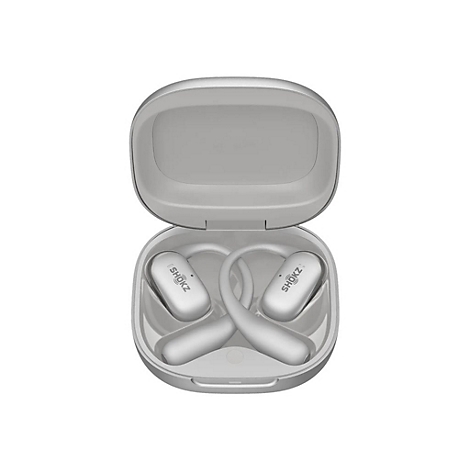 Silberne Shokz Open-Ear-Kopfhörer in einem geöffneten Ladecase vor weißem Hintergrund.