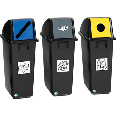 Drie zwarte vuilnisbakken met gekleurde deksels: blauw met een streep, grijs met 'PUSH' en geel met een gat. Pictogrammen eronder.