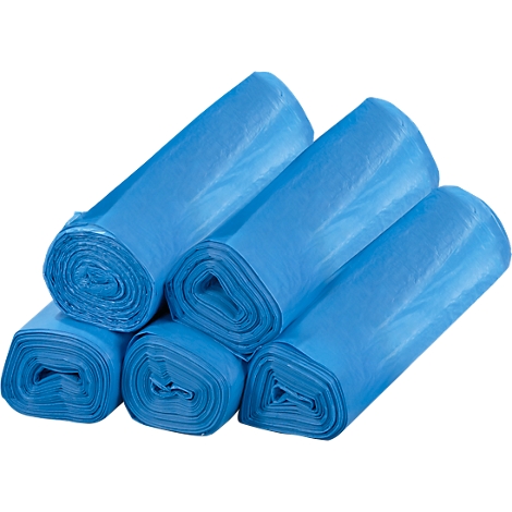 Stapel blauwe vuilniszakken, opgerold.