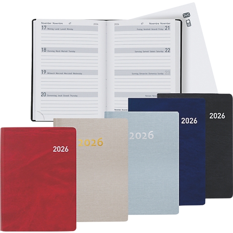 Des carnets ouverts à côté d'une sélection de carnets fermés de différentes couleurs. L'année 2026 est écrite sur les couvertures des carnets.