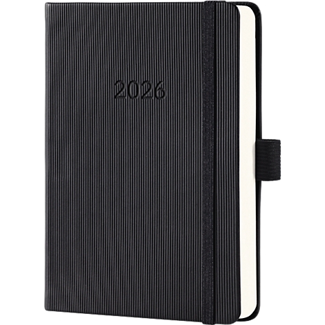 Cahier noir avec une surface côtelée et l'année 2026 en relief. Fermeture latérale et élastique.