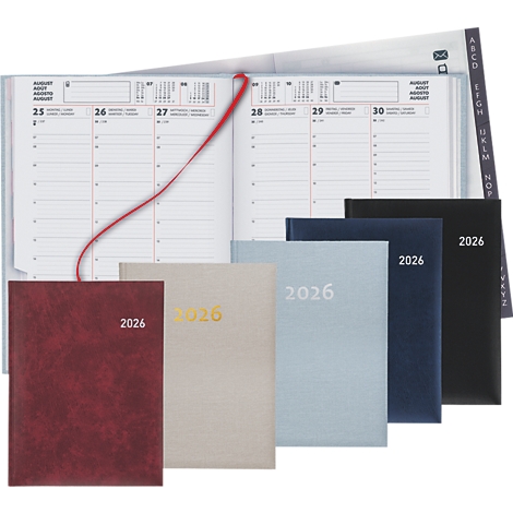 Plusieurs agendas de couleurs différentes avec l'année 2026. Un agenda ouvert affiche des pages de calendrier.