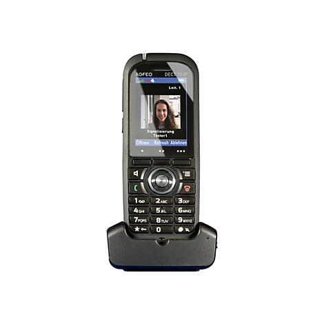 Schwarzes AGFEO DECT 70 IP Schnurlostelefon in Ladeschale mit Display-Anzeige einer Türsprechstelle.
