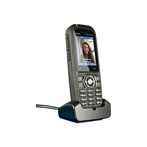 Schwarzes AGFEO DECT 70 IP Schnurlostelefon in der Ladestation mit Displayanzeige einer Person am Haupteingang.