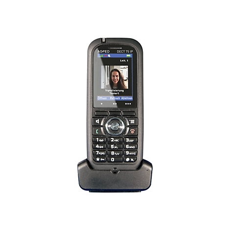 Schwarzes AGFEO DECT 75 IP Telefon in der Ladeschale mit leuchtendem Display und Anruferfoto.