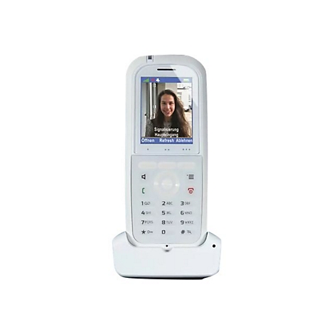 Weißes schnurloses Telefon in einer Ladestation mit Displayanzeige einer Frau vor einem Hauseingang.
