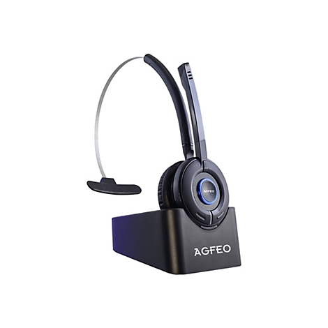 Schwarzes AGFEO Headset mit Mikrofonarm steht in einer passenden Ladestation vor weißem Hintergrund.