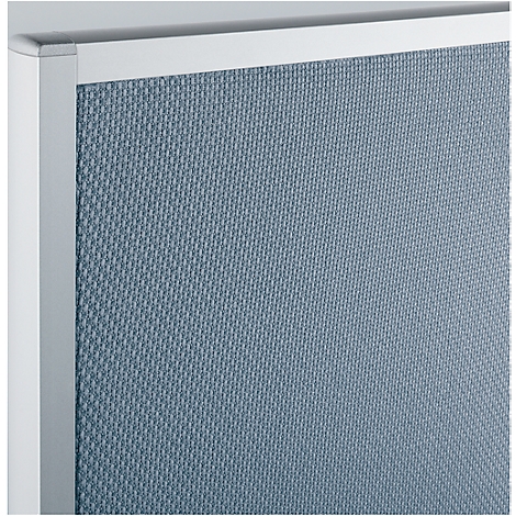 Nahaufnahme einer blauen Stofffläche, die von einem weißen Rahmen umschlossen ist. Der Stoff hat eine feine, gewebte Textur.