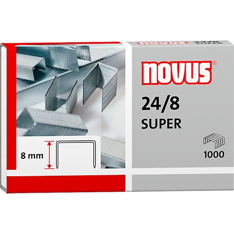 Gros plan d'une boîte d'agrafes avec texte : Novus 24/8 Super, 1000 pièces. Détail des agrafes et indication de taille de 8 mm.