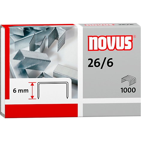 Agrafes grises dans une boîte avec des accents rouges. Étiquette : 26/6, 6 mm, 1000 pièces, marque Novus.