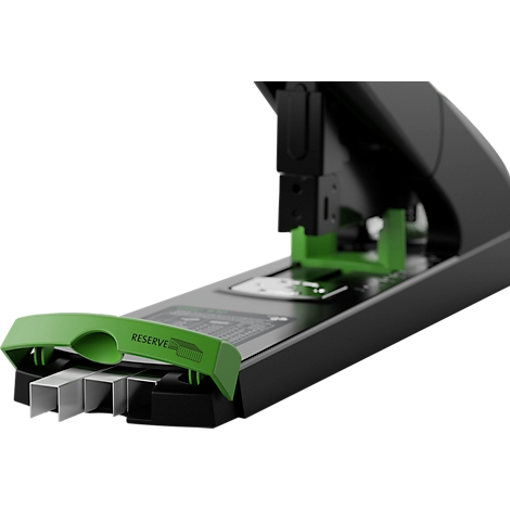 Agrafeuse noire avec des accents verts et un porte-agrafes ouvert. Le mot RESERVE est visible sur le porte-agrafes.