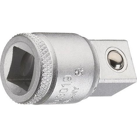Adaptateur argenté avec un trou carré et un bouton.