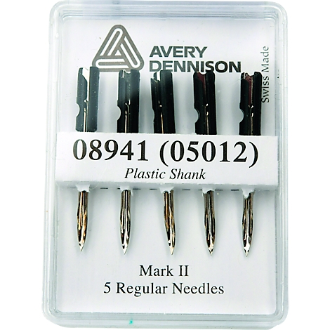 Cinq aiguilles dans un emballage plastique. La marque Avery Dennison est en haut, suivie d'un numéro de produit et d'une description.