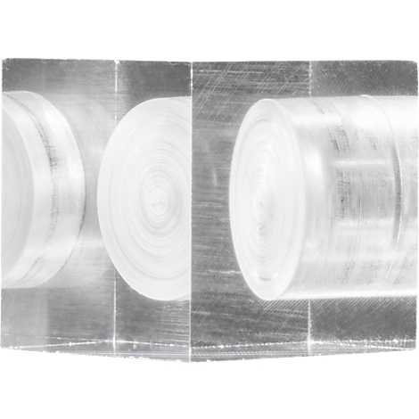 Gros plan sur une structure métallique grise composée de plusieurs éléments cylindriques.