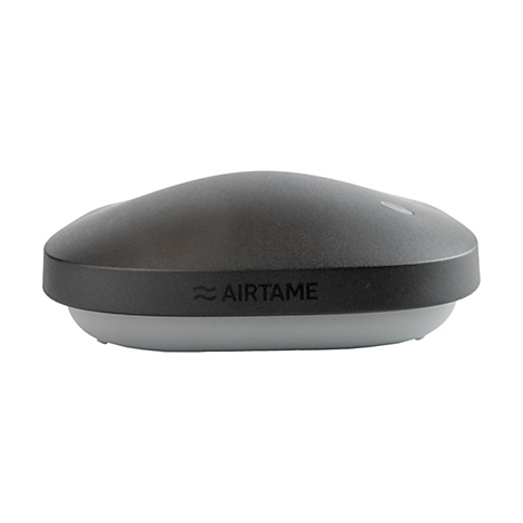 Graues, ovales Gerät mit der Aufschrift "AIRTAME". Oberteil dunkelgrau, Unterteil hellgrau.