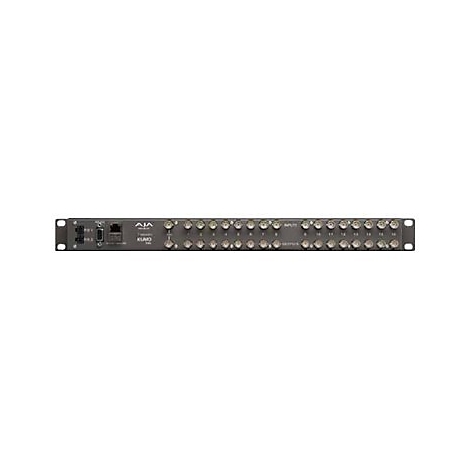 Schwarzes AJA KUMO 1616 Routing-System für Rack-Montage vor weißem Hintergrund.