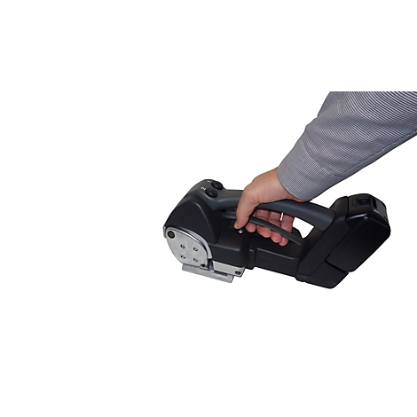 Hand hält ein schwarzes, elektrisches Umreifungsgerät vor weißem Hintergrund.