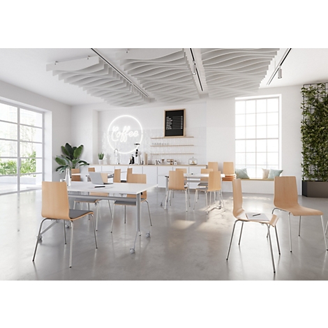 Helder, modern interieur met tafels, stoelen en koffiecorner. Golvende plafondbekleding.