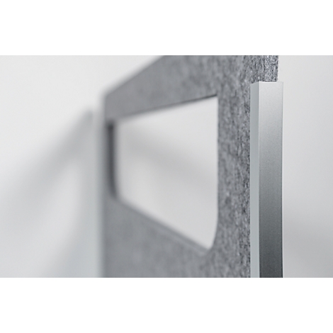 Detailopname van een grijs viltpaneel met een rechthoekige uitsparing en aluminium rand. De achtergrond is wit.